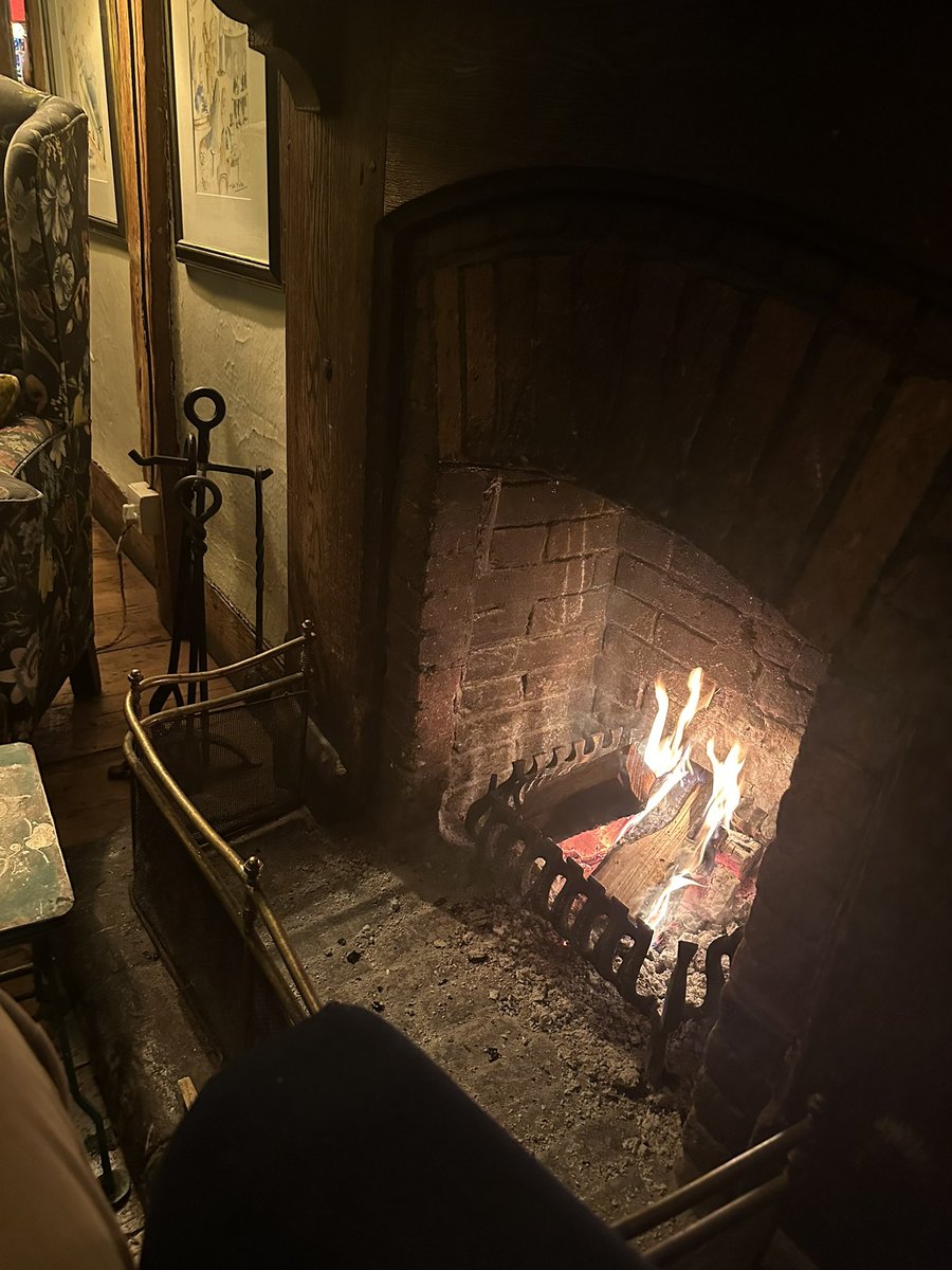 ronkean111's tweet photo. Who likes London vicinity pubs at Christmas? https://t.co/20bcxtQHGx