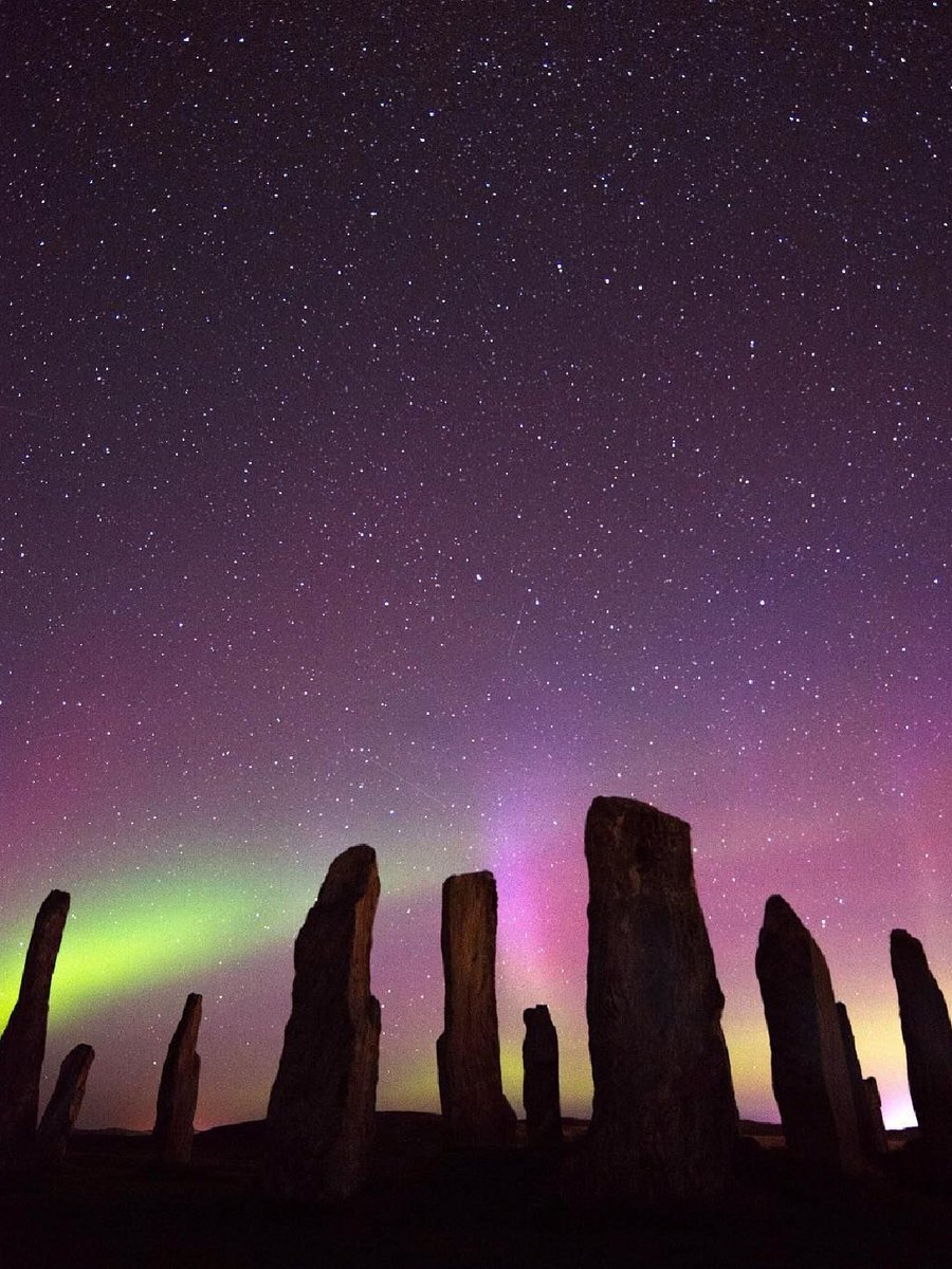 VisitScotland's tweet photo. Just when you thought the Callanish Standing Stones couldn't look any more magical! 🤩💜 #AuroraBorealis 

📍 #IsleOfLewis, @outerhebs 📷 IG/stephensweeneyphotography https://t.co/Dpkjzn9rww