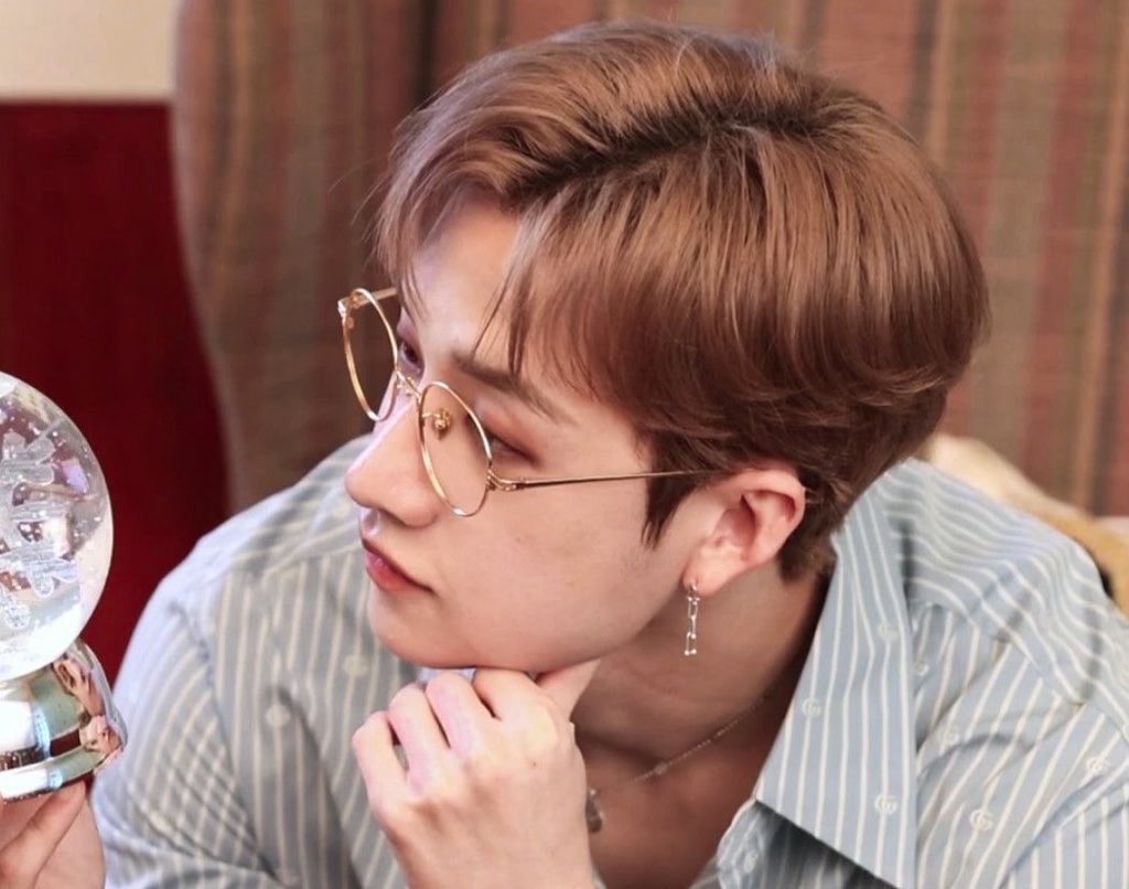 milkychandler's tweet image. Minchan au! 
Presente de Natal 🎄

Christopher é novo na cidade e tem dificuldade em criar laços, o que faz essa época do ano ser solitária e desanimadora.

Isso muda quando conhece Minho, seu vizinho de porta que é apaixonado pelo natal.