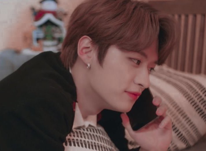 milkychandler's tweet image. Minchan au! 
Presente de Natal 🎄

Christopher é novo na cidade e tem dificuldade em criar laços, o que faz essa época do ano ser solitária e desanimadora.

Isso muda quando conhece Minho, seu vizinho de porta que é apaixonado pelo natal.