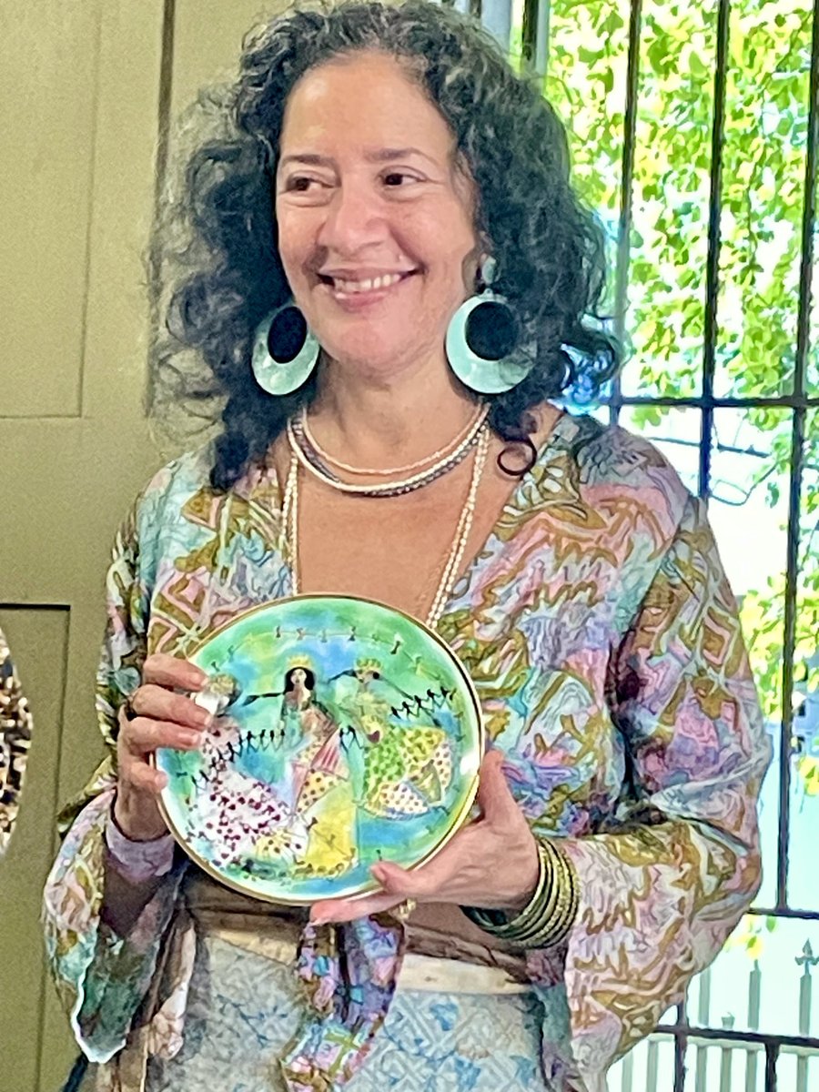 yovelezarcelay's tweet image. La artista Dafne Elvira presenta su diseño de Reinas Magas en el plato navideño pro fondos de los niños viequenses. Para información, el teléfono (787)644-1131