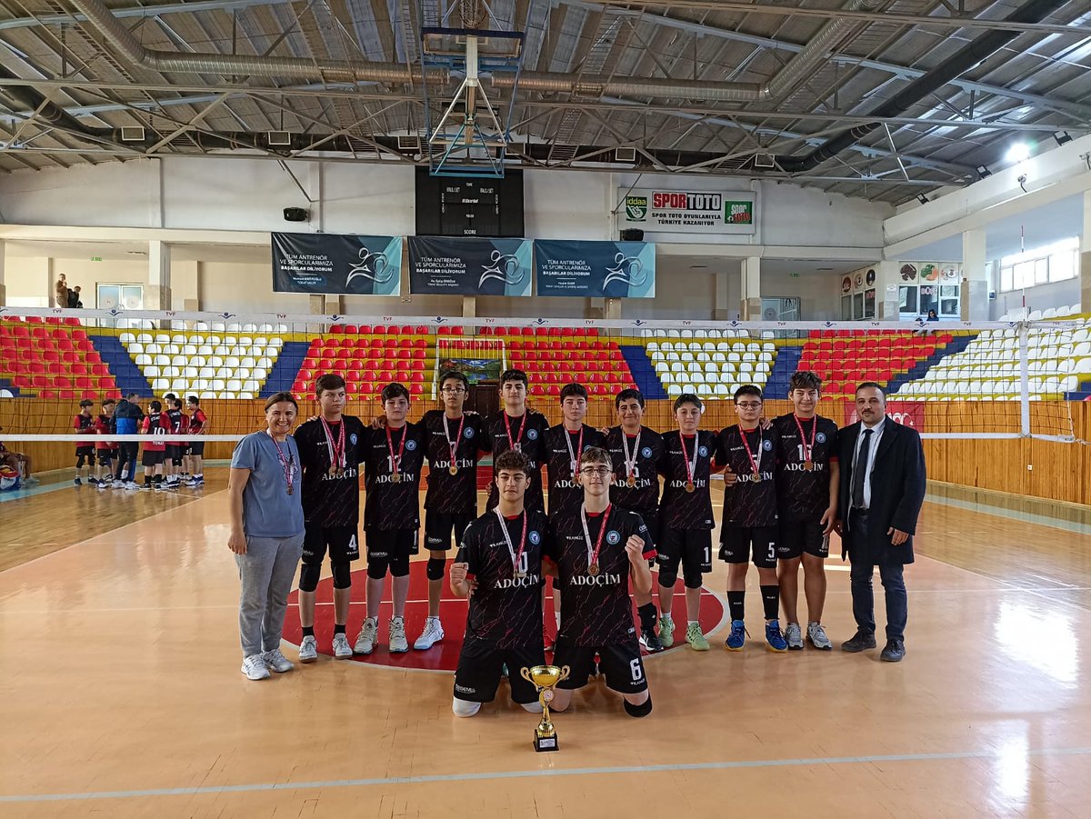 Okulumuzdan bir klasik daha...Yıldız Erkek voleybol takımımız il finalinde 15 Temmuz Şehit Birol Yavuz Ortaokulunu üstün oyunuyla 3-0 yenerek Tokat İL ŞAMPİYONU oldu.Başantrenör Hesna Karahan Çelik hocamızı ve öğrencilerini kutluyorum.❤🏐🏆🥇🎯🧿🇹🇷