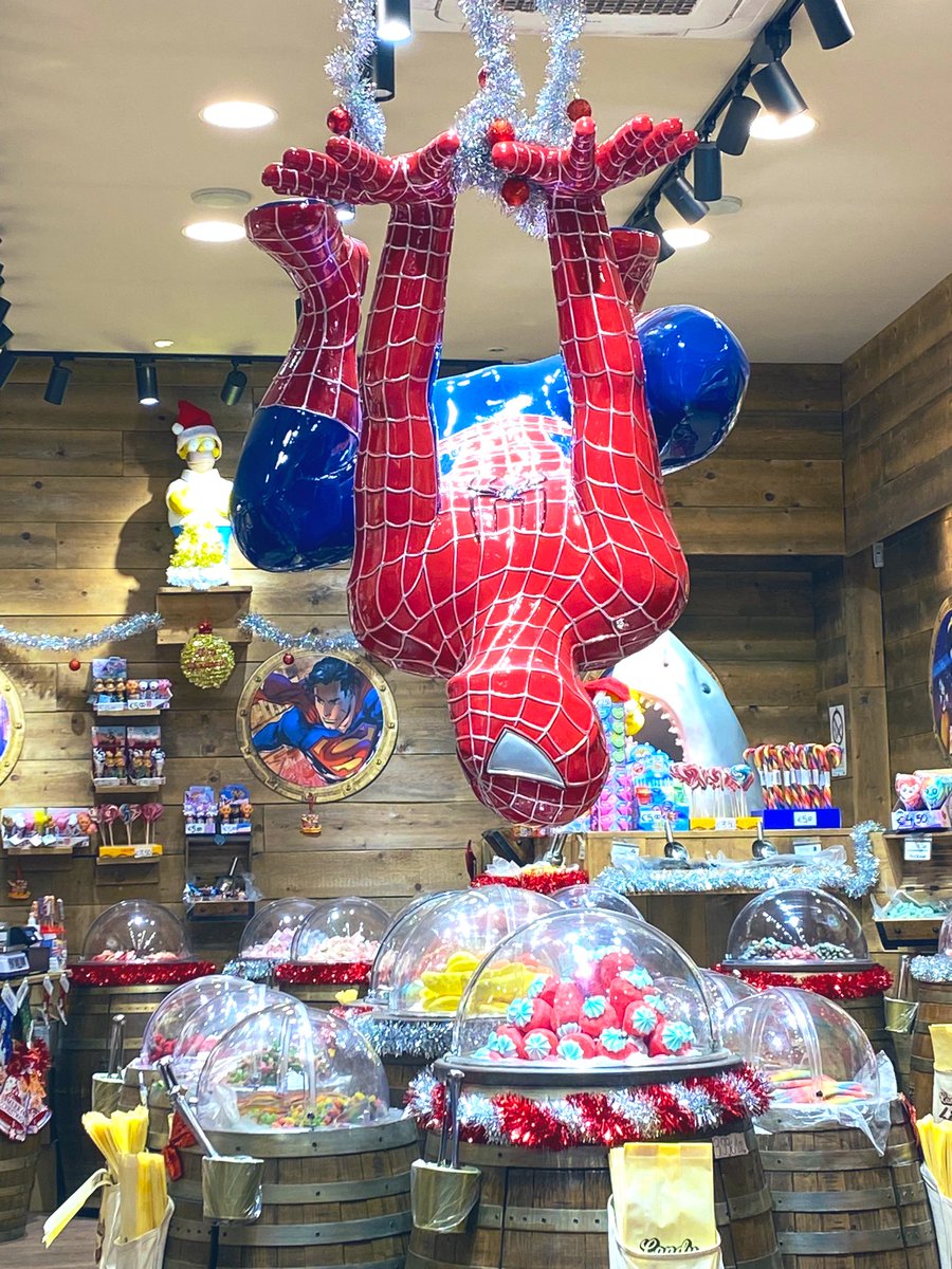 ChatOccitan's tweet photo. Je vous comprends. C’est chouette quand on garde un peu de son âme d’enfant. En fin d’après-midi, j’ai bloqué (comme 1 gamine) devant la boutique de #bonbons qui avait tous “nos” héros XXL déguisés en Noël.
Il y avait Betty Boop, Superman, Homer Simpson et puis👇👇 #Jadoooore https://t.co/KpomtESn4M