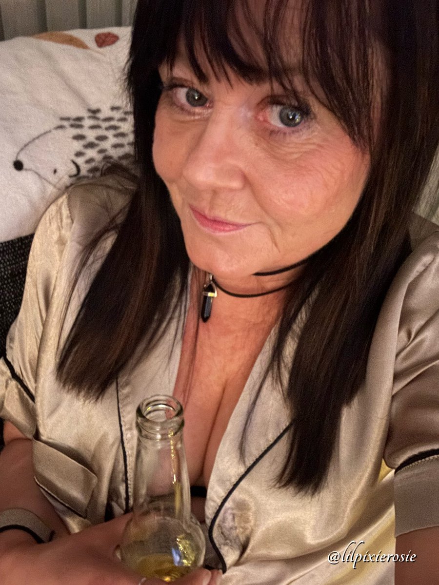 lilPixieRosie50's tweet photo. F**k this I’m having a beer and a break lol , happy Saturday before Christmas beautiful people ✨🎄✨love Rosie 🌹 https://t.co/pBTfpM5Yjz