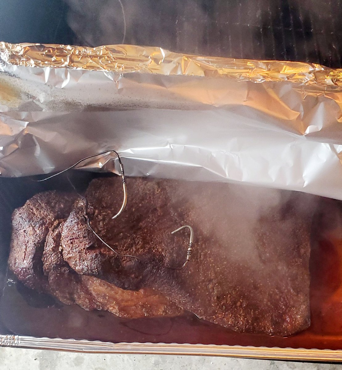 Welp...
It's all over but the cryin'
Whatever masterpiece i tried to deliver is headed to the oven to rest for 90 minutes. Had to remove probes so took a real quick peak 👀🔥💯
#CampChef ran for over 17 hrs str8 💪
#FamilyChristmasParty
#OvernightBrisket
#CoppertonCarnivore🍻💨🤘