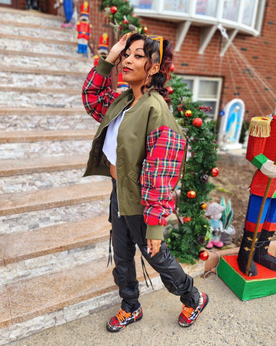 key2ursole's tweet photo. "The gift that keeps on giving" 🎁🥳💫

👟: Air Jordan 5 "Plaid" 🖤 
I know A LOT of people said these were trash. I saw the vision as soon as I saw pics. These are cute for the babies of course, but also i can dress, so there's that, lol 🤷🏽‍♀️

Happy Holidays ‼️🥳

#kotd #sneakers https://t.co/0GkpvqP5aH