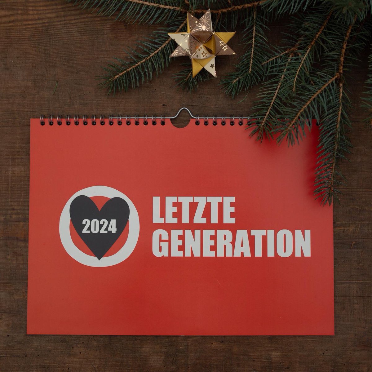 AufstandLastGen's tweet image. Friedlicher Widerstand 2024:
ab heute läuft das 1. Crowdfunding

Wir wollen auf den Erfolgen von 2023 aufbauen: 1000 Vorträge, 10.000 Besucher*innen &amp;amp; über 1000 Proteste in 40 vers Städten

🧡 Wie du an den LG-Kalender 2024 kommen kannst erfährst du hier:
startnext.com/friedlicher-wi…