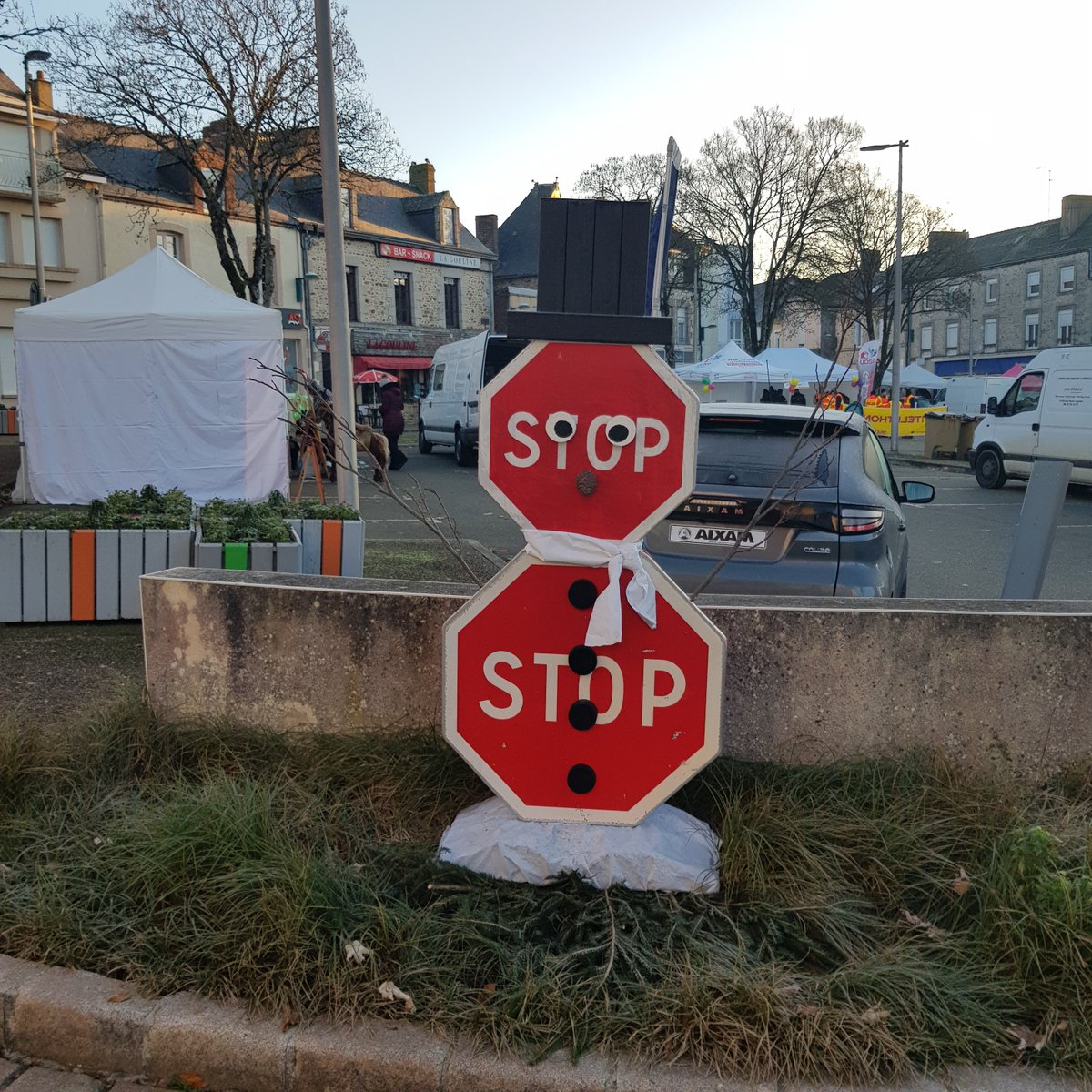 DanielLenoir53's tweet photo. #Banksy n'est pas seul !
Il a fait des émules. 
A moins qu'il soit passé lui-même à #VillainesLaJuhel...
Attention, cette oeuvre d'art est d'une valeur inestimable. Elle est très protégée. La police municipale veille. https://t.co/BRrrapv8WR