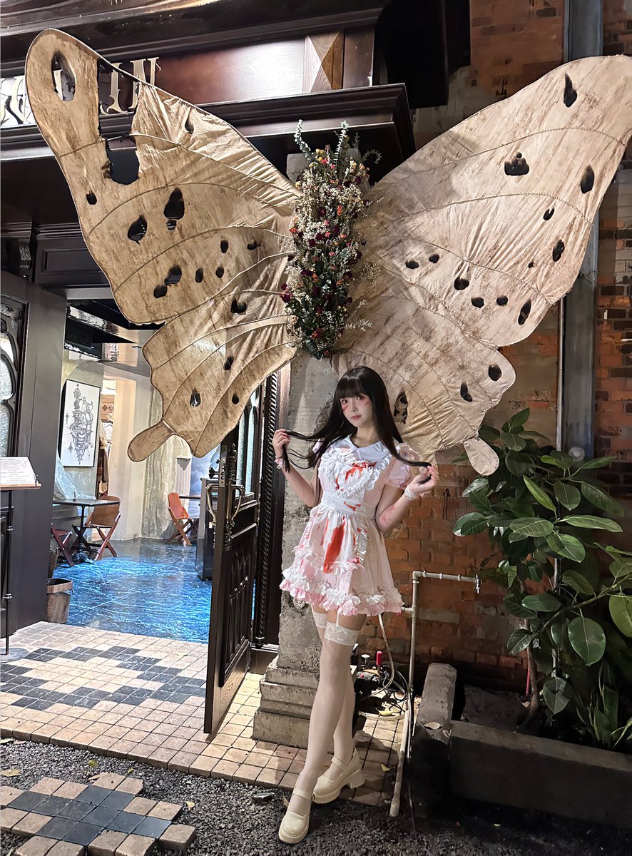@UnicornMioiti 我觉得这个景没有很好看诶，我万圣节也在门口拍过，那个枯叶蝶也就那样吧😲没人的时候可以拍一下 排队大可不必 https://t.co/L2PsdyFmZR
