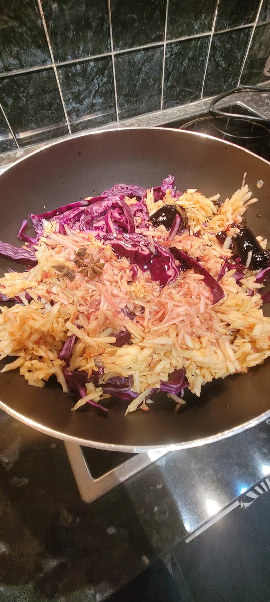 smith20_lisa's tweet image. 🎄 Thanks for the recipe, James,  @sat_jamesmartin . It's all ready for Christmas Day 😋 #redcabbage #redwineandhoney #jamesmartinsaturdaykitchen