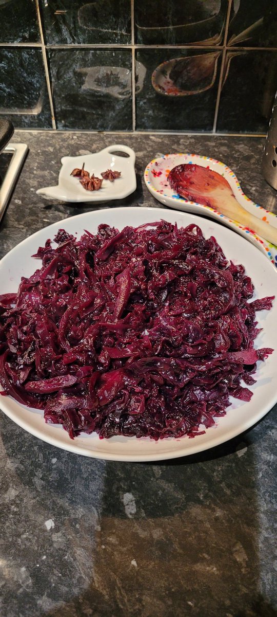 smith20_lisa's tweet image. 🎄 Thanks for the recipe, James,  @sat_jamesmartin . It's all ready for Christmas Day 😋 #redcabbage #redwineandhoney #jamesmartinsaturdaykitchen