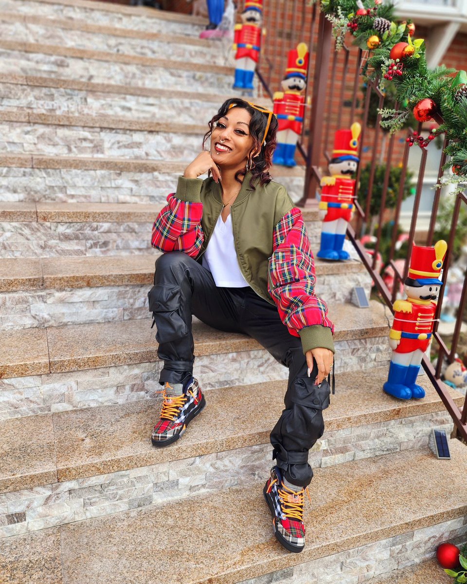 key2ursole's tweet photo. "The gift that keeps on giving" 🎁🥳💫

👟: Air Jordan 5 "Plaid" 🖤 
I know A LOT of people said these were trash. I saw the vision as soon as I saw pics. These are cute for the babies of course, but also i can dress, so there's that, lol 🤷🏽‍♀️

Happy Holidays ‼️🥳

#kotd #sneakers https://t.co/0GkpvqP5aH