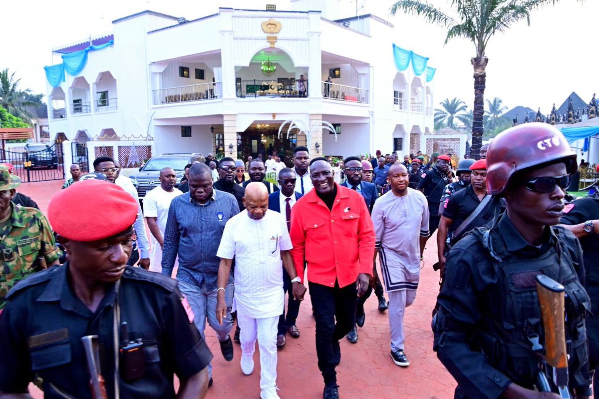 PROPHETJ_OMOTO's tweet photo. #PictorialExcerpts
Snr. Prophet Jeremiah Omoto Fufeyin warmly welcomed by Engr. Prince Arthur Eze OFR to Anambra State
#ProphetJeremiahOmotoFufeyin #MercyTV #MercyCity #trending #prophetjeremiahgeneration #celebration https://t.co/wJtugq21bL