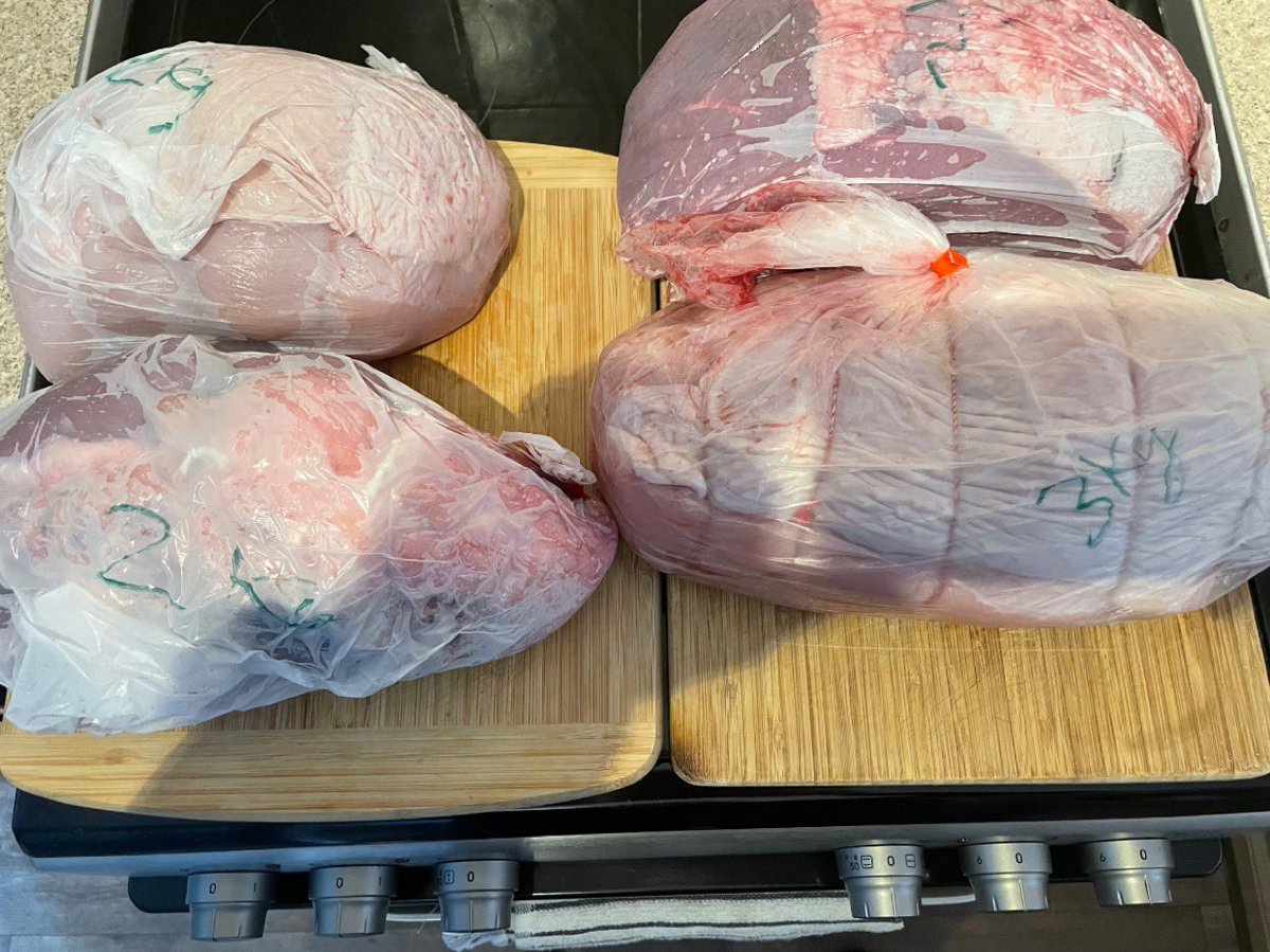 moxyconnelly's tweet image. 86 mile round trip for 5kg beef &amp;amp; 5kg Turkey crown. Quality butchers, even if Sid the Dalmatian scared little Bobby 😂 @rothburybutcher merry xmas to you and all yr staff  #ShopLocal #TopButcher