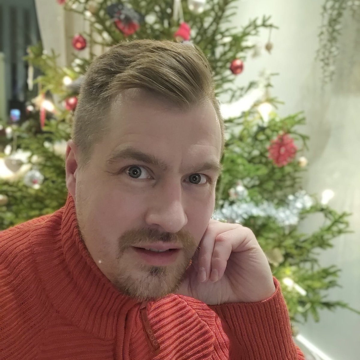 poliisilauri's tweet photo. Rauhaisaa ja turvallista joulua jokaiselle! 🎄🎅 Maltilla ja rauhassa liikenteessä, olosuhteet vaihtelee pitkässä maassamme.

#joulu #poliisi #OulunPoliisi https://t.co/Pe3VnK7fXI