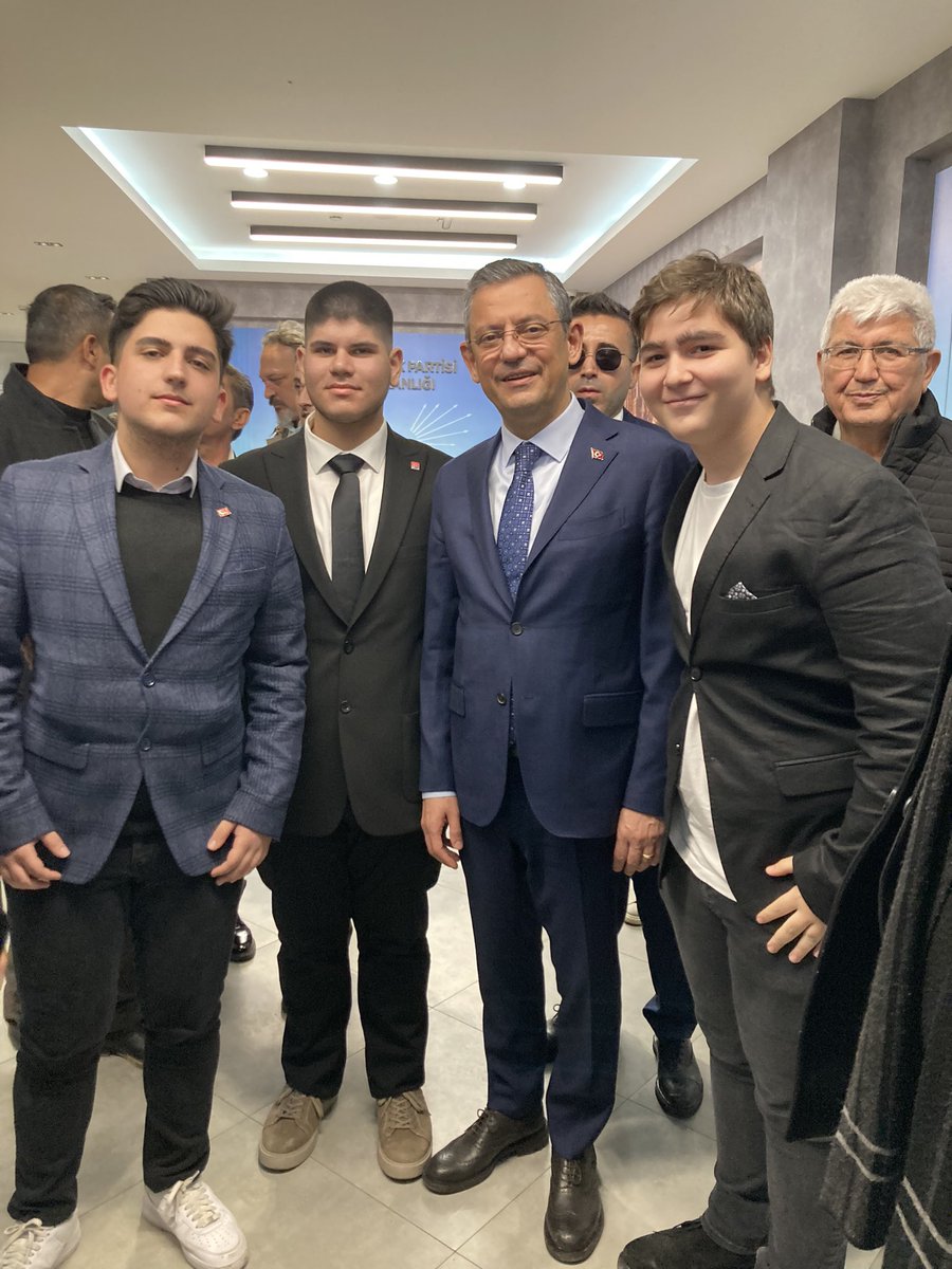 Halkçı Liseliler Karabağlar olarak İzmir İl Başkan Yardımcımız Mert Girgin  ve Karşıyaka İlçe Başkanımız Barış Küçükkaya ile beraber İzmir İl Başkanlığımızda Genel Başkanımız Sayın Özgür Özel’i karşıladık.