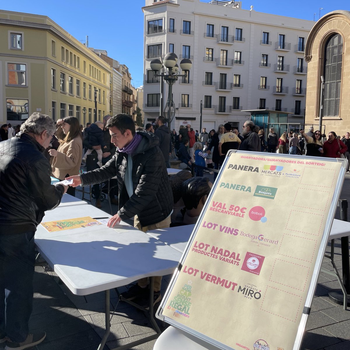 Mercat Central Tarragona (@tarragonamercat) on Twitter photo NADAL | La plaça Corsini s’ha omplert de musica i diversió per una bona causa 🥰
🎺 Un any més, la Xaranga @tocabemolls ha impulsat la iniciativa, Per Nadal, cap infant sense regal, amb el @clubmaginet, per ajudar als Reis de l’Orient a arribar a tots els infants 👧🏻 | <a href="/MercatsTGN/">Mercats de Tarragona</a> NADAL | La plaça Corsini s’ha omplert de musica i diversió per una bona causa 🥰
🎺 Un any més, la Xaranga @tocabemolls ha impulsat la iniciativa, Per Nadal, cap infant sense regal, amb el @clubmaginet, per ajudar als Reis de l’Orient a arribar a tots els infants 👧🏻 | <a href="/MercatsTGN/">Mercats de Tarragona</a>