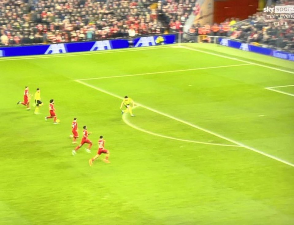 aj_savva's tweet photo. How do I tell my kids that Liverpool didn’t score from this counter attack? https://t.co/I1N6xRhkGY