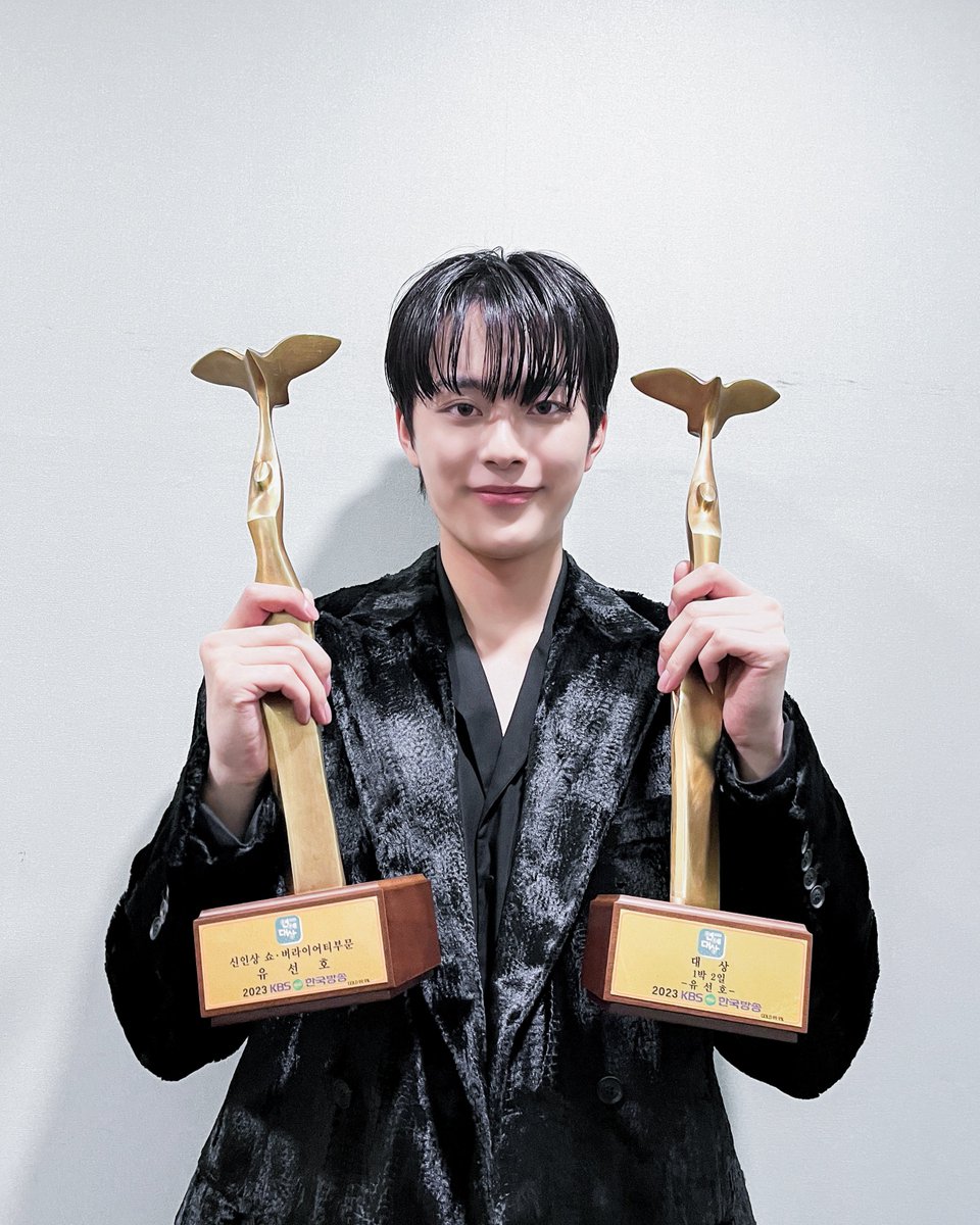 CUBE_YOOSEONHO's tweet photo. [📸] [#유선호]
231223 @ 2023 KBS 연예대상

유선호의 ‘#2023KBS연예대상 - 쇼 버라이어티 부문 신인상 &amp; 1박 2일 팀 대상’ 수상을 축하합니다 🏆
우리의 일요일을 행복으로 채워주는 짱박의 짱막내 🩵

#YOO_SEONHO
#2023KBSEntertainmentAwards https://t.co/5vNL8Lnecp