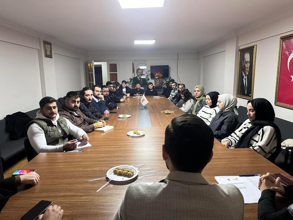 AkGenclikKmlps's tweet photo. Haftalık olağan Yönetim kurulu toplantımızı Gençlik Kolları Başkanımız Yavuz Yılmaz ve il Başkan Yardımcımız Enes Şerif Varan’ın katılımıyla gerçekleştirdik.

Aldığımız kararların hayırlara vesile olmasını temenni ediyoruz. https://t.co/itu9agPOFI