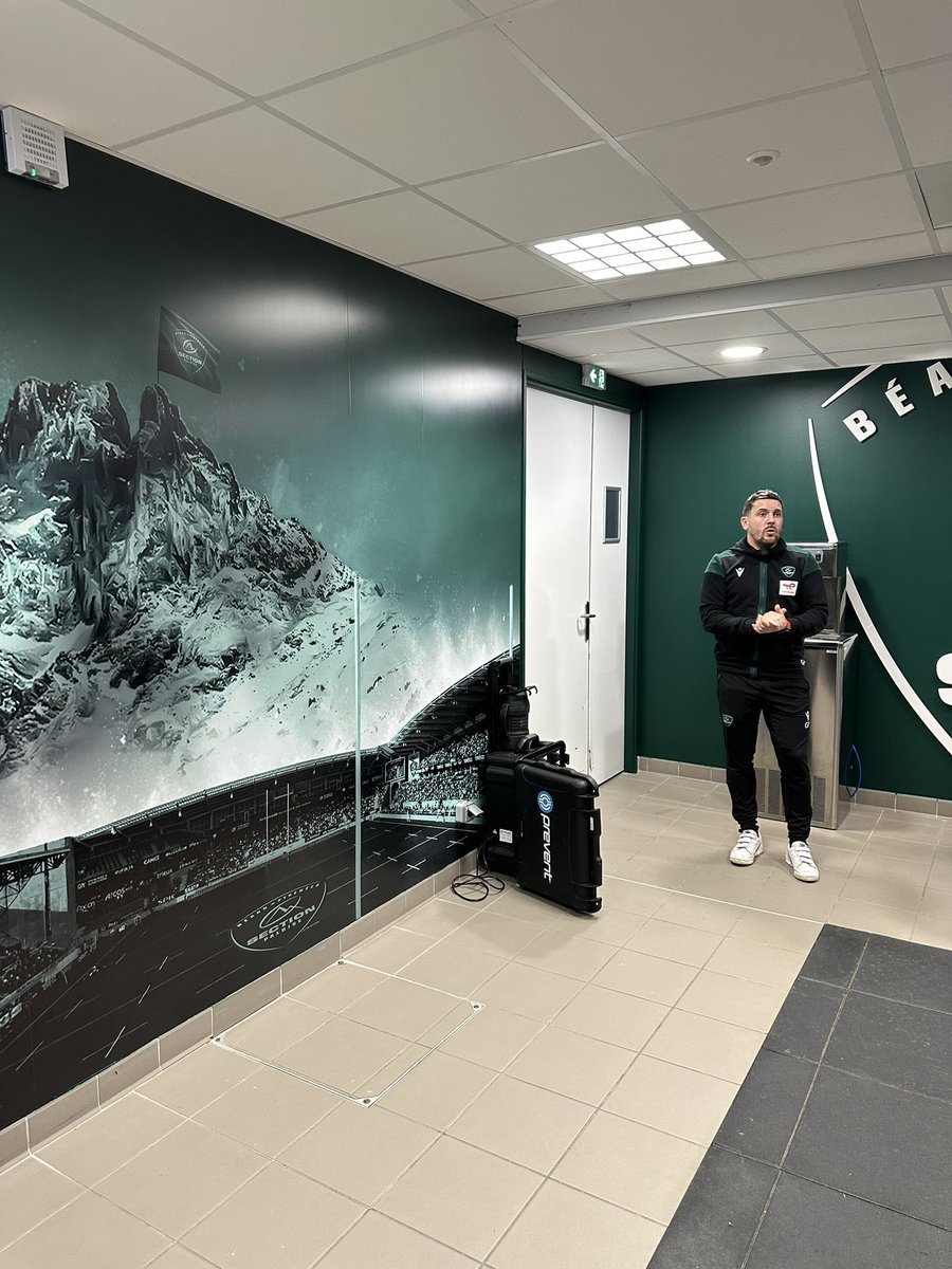 Bonsoir <a href="/SectionPaloise/">Section Paloise Béarn Pyrénées</a>. 
J’avais l’âge des enfants sur la 1ère photo qd mon papa m’amenait à La Croix du Prince. Bénéficier aujourd’hui d’une visite privilégiée de vos installations au Hameau avec lui fut un moment immense, un cadeau impressionnant pour nous supporters.
Merci💚