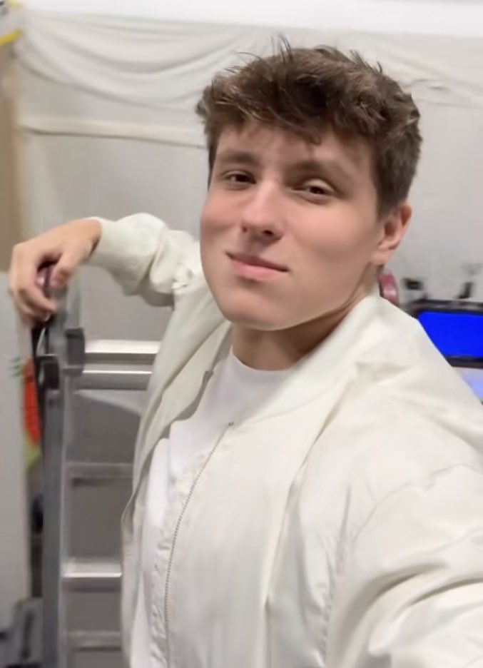 Alicja032323505's tweet image. Zaczęłam ten rok z nim:
A kończę go z nim: 
jestem bardzo wdzięczna, ze go mam 🥹
#mortalcio