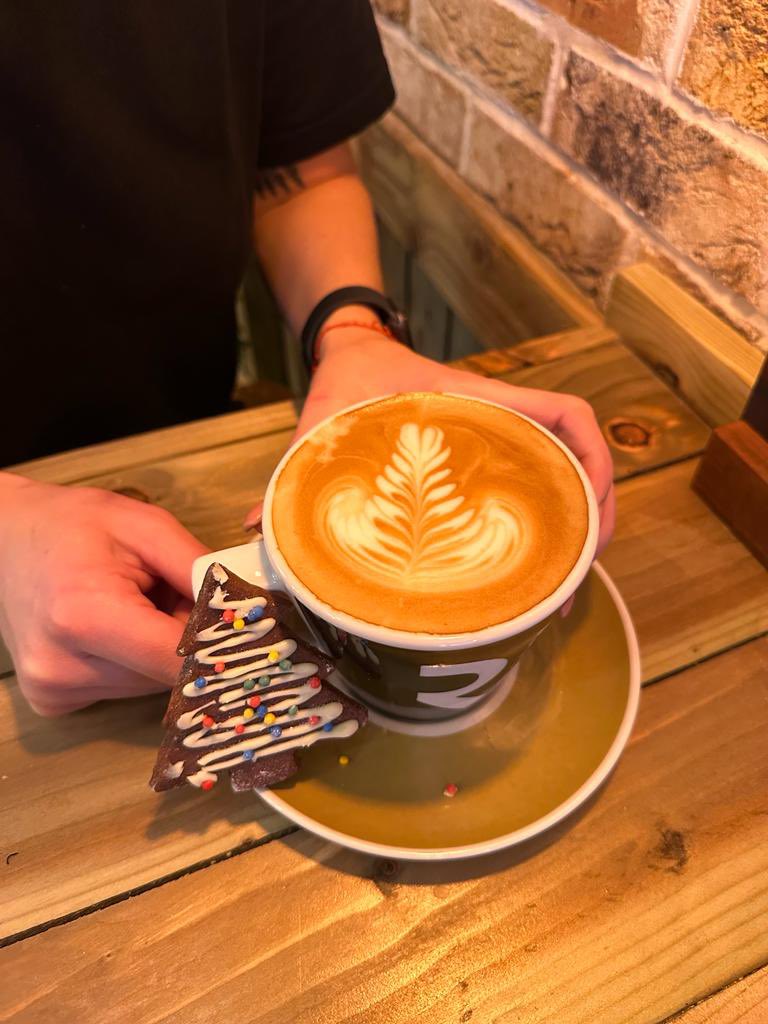 MyRavello's tweet photo. Warmest wishes sent to you during this festive season. Merry Christmas love the Ravello Team! ☕️🎄

#Coffee #MyRavello #Christmas #loveourcustomers #team #winter #realitaliancoffee #coffeetime #coffeeshop #London #Westminster #Xmas #love #health #wishes #relax #holidays #ravello https://t.co/vPWphvddEz