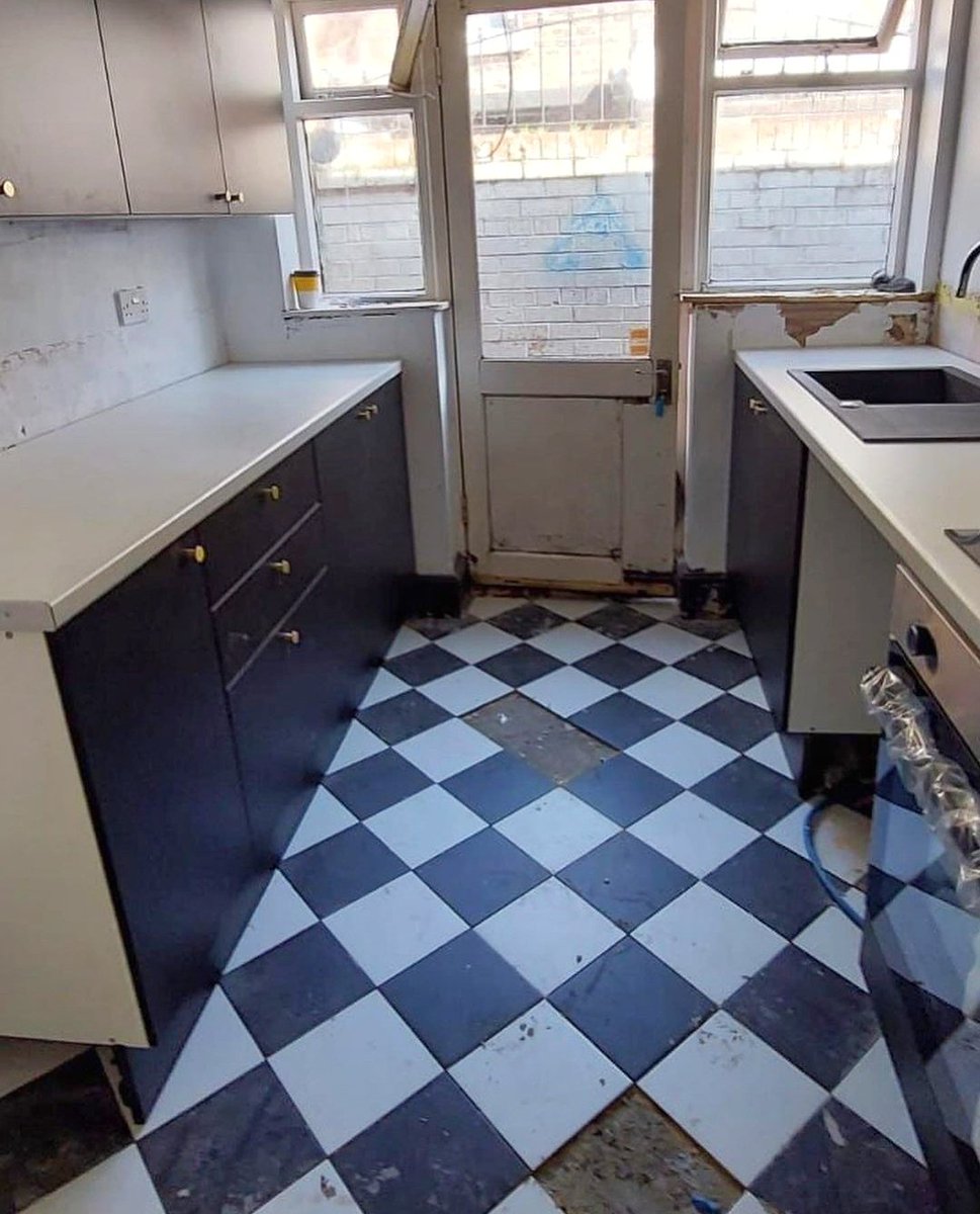 TopKitchensUK's tweet photo. Our white and black cabinets, adorned with chic mushroom handles, dance in sync with the elegance of monochrome tiles. Step into a culinary masterpiece where style meets sophistication. 🍽️✨
Credit @Rapidkitchens

#NFFC #Anfield #OxfordStreet #WestHamUnited #HandBall #BoxingDay https://t.co/pVqCFJikwb