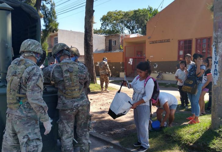 MARCELOFAVAOK's tweet photo. FOTO DOCUMENTO: (AHORA)

EL EJERCITO ARGENTINO, DESPLIEGA TROPAS EN TODA LA FRONTERA CON BOLIVIA.

LA ORDEN ES CLARA: NO PASA EL CONTRABANDO, TOUR SANITARIO, NI LA DROGA.

QUIENES PASEN (VER SEGUNDA FOTO) DEBEN DAR RAZONES A QUE VIENEN Y MOSTRAR SUS PERTENENCIAS. https://t.co/mjAk03VLac