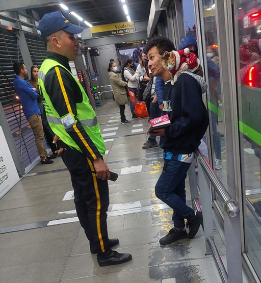 PlataformaALTO's tweet photo. Ayer, varios ciudadanos estuvieron casi media hora en la estación de la 142 de Transmilenio tratando de convencer a este señor de que entregará esta gatica a una fundación.  La respuesta fue NO porque... ¿Cómo iba a "trabajar" después? 😠

Su "trabajo" se basa en producir lástima a costa de un animalito cansado que no puede protestar, para así pedir dinero a los transeuntes.

Este señor tiene a la  pobre gatica en unas condiciones lamentables. Completamente delgada (le  pone un traje para disimularlo),  exhausta y como atontada, como si le suministrara algo 😢.

"De verdad que no es justo.  No saben la rabia y la tristeza que produce que la moda ahora sea  mendigar/vender con animales de compañía. Hace un tiempo, lo hacían con niños pequeños, ahora pasaron a usar a unos seres indefensos que ni siquiera pueden llorar o pedir ayuda, en jornadas super extensas sin agua o bocado alguno.   No apoyen este tipo de explotación animal."

Por favor @animalebog, atención  a esta situación que se repite a diario 🆘.