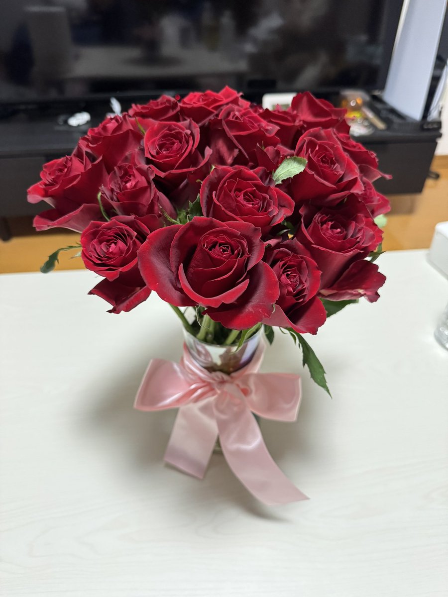ss_ysawks's tweet photo. 0時過ぎましたが、本日無事に結婚式をさせて頂きました!!!
とても楽しくこんなに幸せな気持ちは初めてかもしれません。

サプライズでバラのプレゼントも出来ました！
バラの本数は、21本。
意味は、「あなただけに尽くします」
という意味と、
奥さんが好きな大久保選手の21でもあります😍😍😍 https://t.co/0rVGSdwHHe
