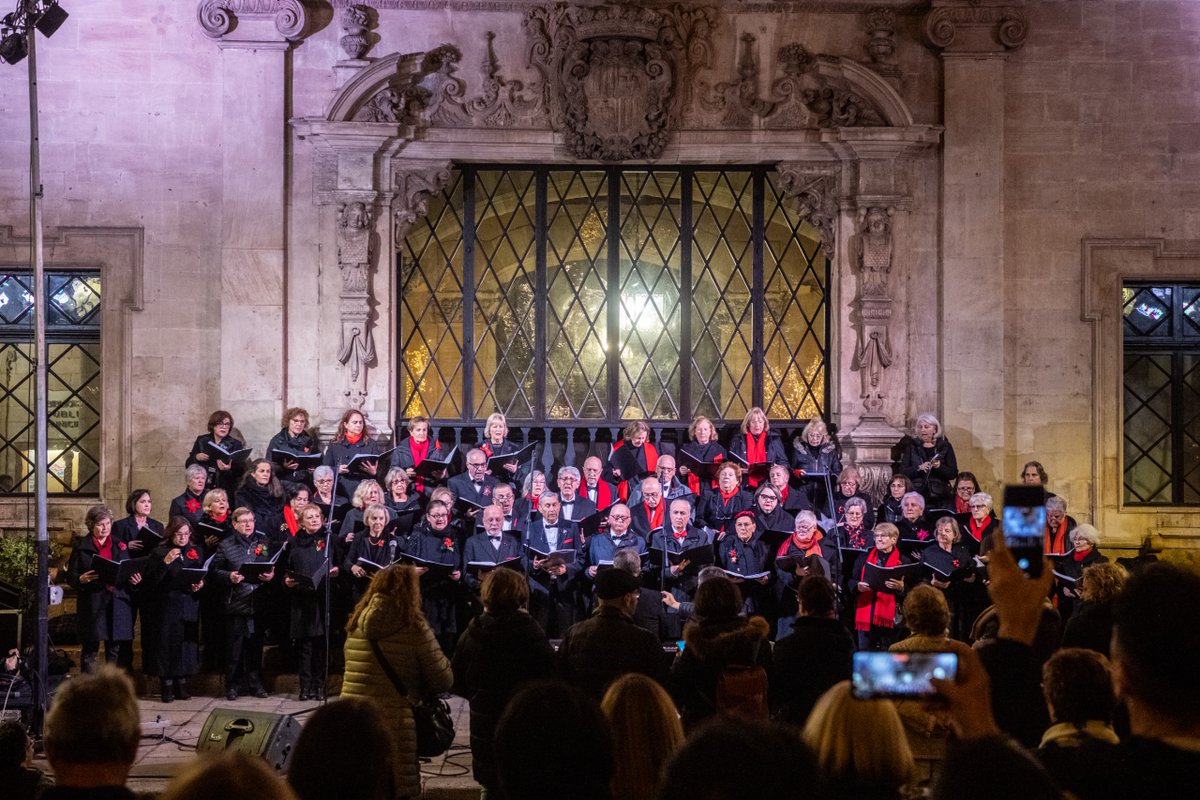 🤗 Continuam dinamitzant el Nadal de Palma amb un nou concert, 👏 en aquest cas els assistents a la plaça de Cort han pogut gaudir d'una meravellosa 🗣️ Coral que ha donat ambient nadalenc al centre de la ciutat. 🎄 Duim el Nadal al carrer i al comerç local.