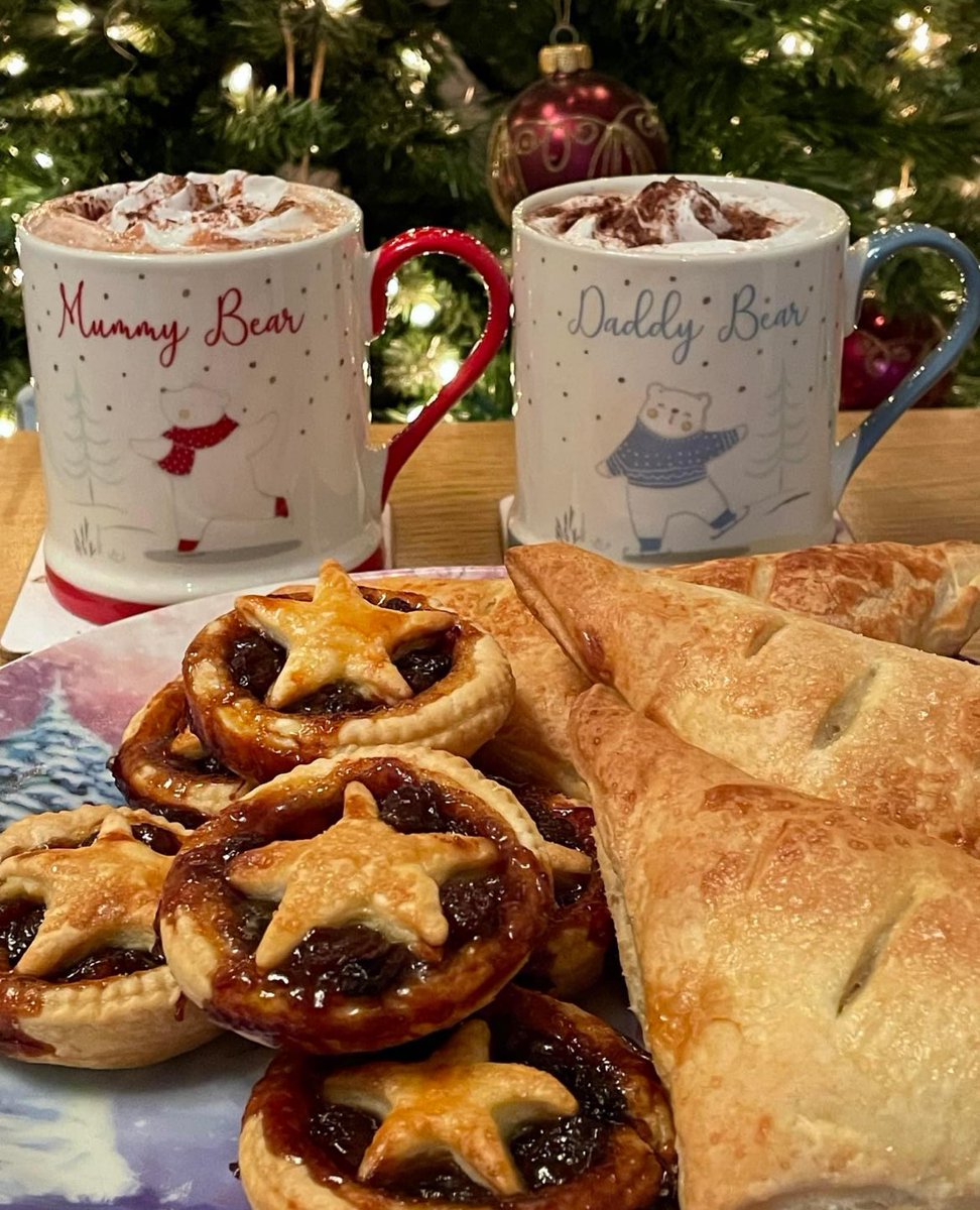 JuteAdoreHamper's tweet photo. That’s all the Christmas baking done 😌
Mince Pies, Gingerbread, Cakes, Black Forest Gateaux & Apple Turnovers.
Just Egg Mayonnaise, Red Cabbage & all the veg to prepare tomorrow and it will be time to relax a bit #ChristmasEveEve #Christmas2023 #CookingFor16 https://t.co/bx3L9VAOAm