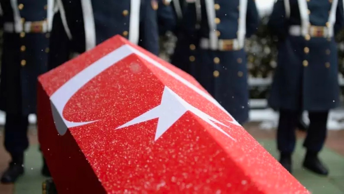E. Amiral Türker Ertürk isyan etti: 'Şehit sayısı ve öldürülen terörist sayısı üzerinden bir matematik hesabını çok yanlış buluyorum. '6 şehit verdik, 7 terörist öldürüldü' gibi... Bizim 1 şehidimizin üzerinde siz 100 terörist öldürseniz biz tatmin olmayız.'