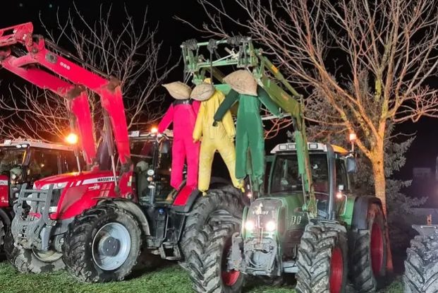 Die #Landwirte radikalisieren sich immer weiter und werden zunehmend zu einer ernsten Gefahr. Wer da noch diese Terroristen verteidigt ist mitschuldig. 
<a href="/polizeiberlin/">Polizei Berlin</a>

#Bauernproteste #Agrardiesel #Bauerndemo