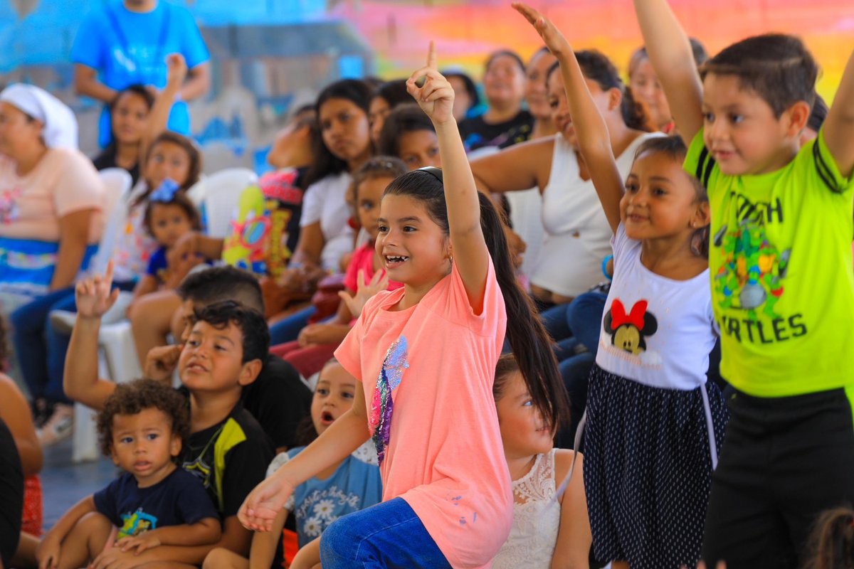 nuevasideas's tweet photo. La sonrisa de la niñez es nuestra mayor satisfacción. Estamos construyendo un mejor país para el futuro que siempre soñamos. 🎅🏻💙

📍Polideportivo del Puerto de La Libertad. https://t.co/O32aEeeW5D