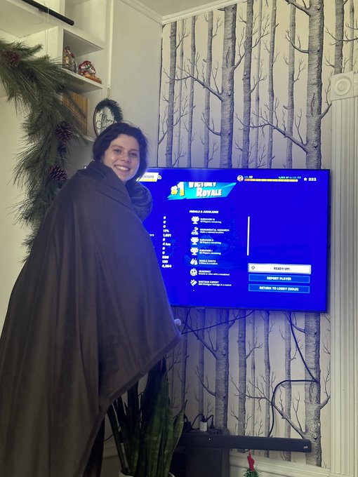 got really into Fortnite over this past week and made my bf take this picture of me https://t.co/eXW
