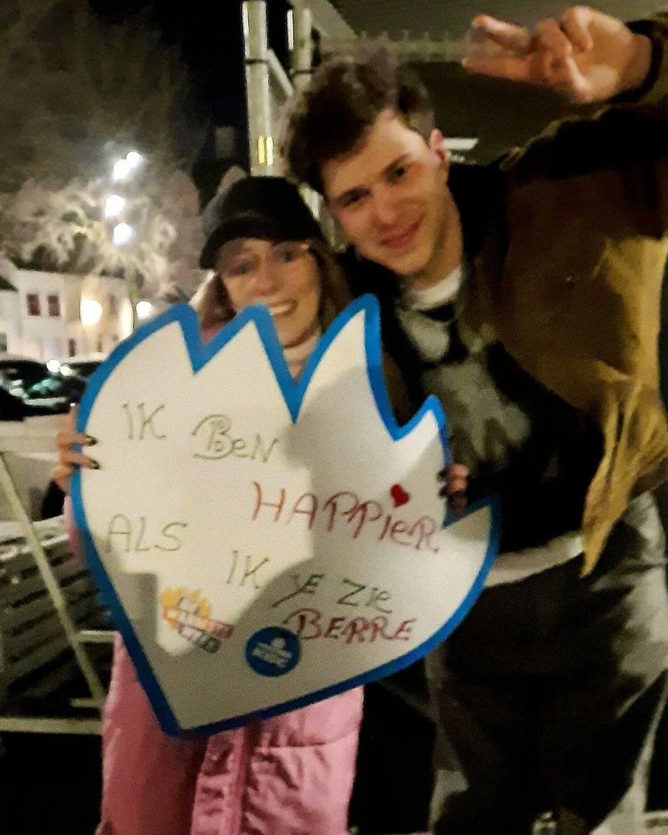 eliendewael99's tweet photo. De warmste foto en selfie 🔥❤️
#dww23  #berremusic
P.s  Berre: mijn geschrift is niet zo mooi😅 https://t.co/lJFXYeutCx