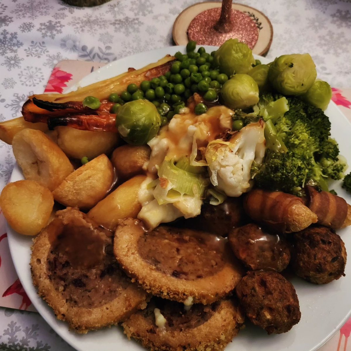 SmarrLes's tweet photo. Merry Christmas...early Christmas for us as my is working Christmas day #Christmas2023 #ChristmasEveEve #vegan https://t.co/a5g2Ztc8bq