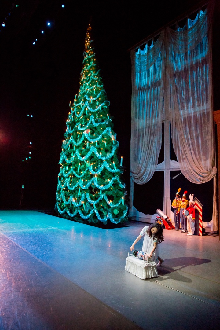 nycballet's tweet image. #NutcrackerNumbers The colossal Christmas tree in NYCB&apos;s production of George Balanchine&apos;s The Nutcracker® weighs 1 ton.

The tree will grace the stage for just over a week before returning to the depths of our theater for safekeeping for next year&apos;s 70th Nutcracker anniversary.