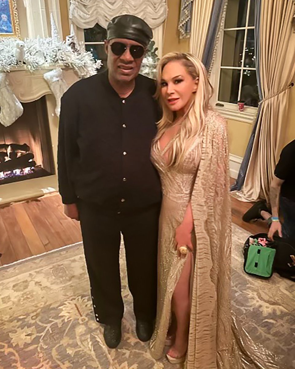 AdrienneMaloof's tweet image. Grateful for every amazing soul who joined us for a night of joy and giving! 🌟 #PartyWithAPurpose @NiecyNash @StevieWonder @patriksimpson @polatteu @JohnnyGill