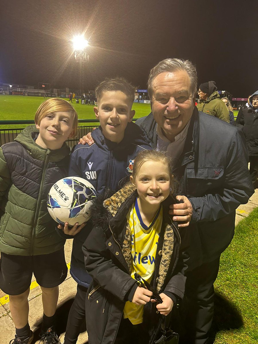 P_WILKO's tweet photo. Couldn't hold on but at least the kids got to meet @JeffStelling. Top man. @WealdstoneFC https://t.co/93ybSg277r