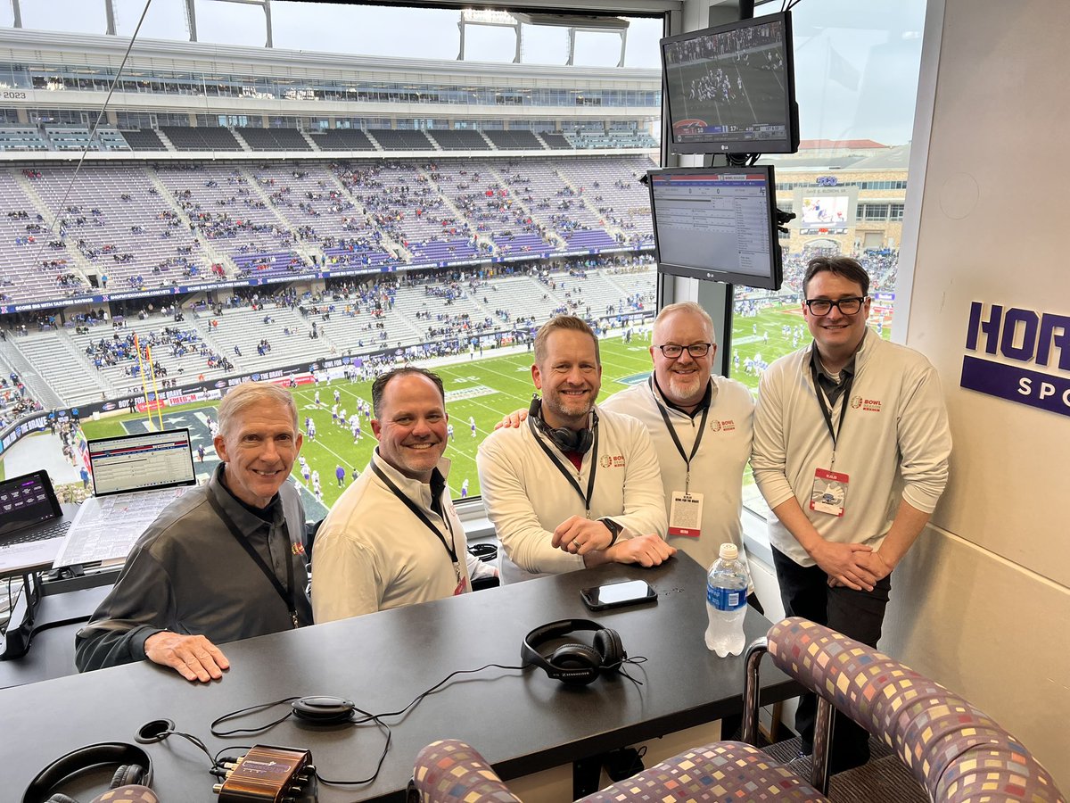 It’s almost kickoff time in @VisitFortWorth! 3:30 pm ET/2:30 pm CT start for the @ArmedForcesBowl. @brianestridge, @LandryBurdine, and @mycoskie on the call.

📡 @SIRIUSXM 81
📻 Locally on @971TheFreak 
📱 @tunein, @Varsity, @Audacy
💻 bsr.tiny.us/gamedaylive

#BowlSeason #LMAFB