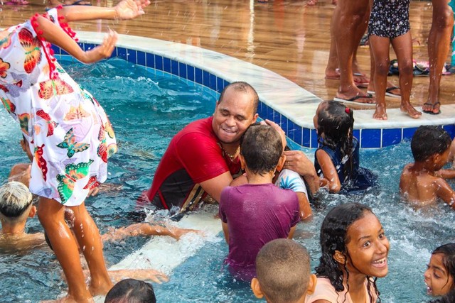 somosaopaulinos's tweet photo. Aloísio Chulapa esquece que clube estava ocupado e abre portas de sua casa para fazer Natal das crianças.

O ídolo do São Paulo marcou um evento para distribuir presentes e lanches para a criançada de sua cidade. Programou tudo, providenciou brinquedos, preparou as guloseimas e agendou o evento para o Clube do Chula. Mas ele esqueceu que no dia havia marcado outro evento para o mesmo local: a entrega das réplicas das medalhas do Mundial de Clubes conquistado com o São Paulo em 2005.

Com isso, Chulapa decidiu abrir a sua casa, localizada justamente na frente do Clube do Chula, para fazer o Natal. Acolheu assim as crianças e seus familiares.

🗞️ GE
📸 Denison Roma