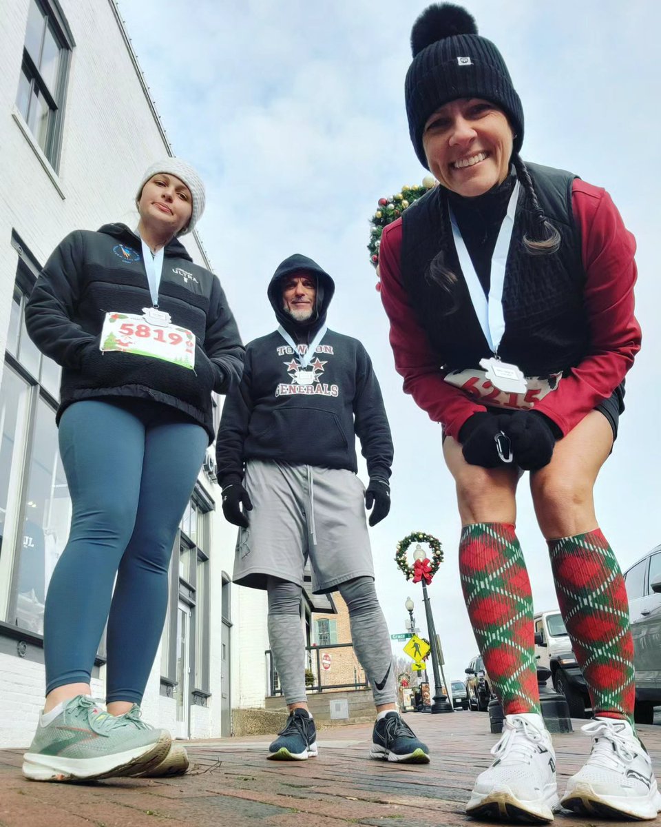 runSue19's tweet photo. Santa's Sleigh 5k in Georgetown today! Beautiful day for a family 5k! 
#loveyourrun #xmascountdown #teamultra #keepittight #rundc #mydccool #holidayfun #tallsockrunner https://t.co/PyX9dvzuYh