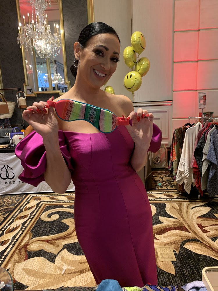 Mirameswim's tweet image. Mrs USA Earth 2023, Ann Pennington, picked up our sleep mask for her jetsetting lifestyle. mirameswim.com/adventurer-col…… 
#sleepmask #shoplocal #mrsearth #sustainabledfashion