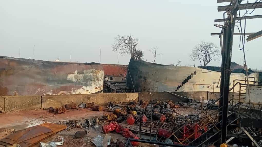 AmadouLePo's tweet image. 📍🇬🇳 #IncendieKaloum

Félicitations 🎊 à l&apos;ensemble des Sapeurs-pompiers du pays et des pays voisins, le #feu est complètement éteint, il n&apos;ya plus de #fumer.

Après 6 jours de lutte, pour convaincre #l_incendie.

Et merci au Peuple de Guinée pour la mobilisation exceptionnelle.