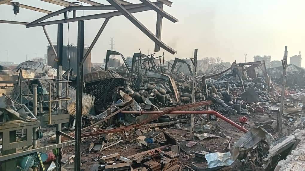 AmadouLePo's tweet image. 📍🇬🇳 #IncendieKaloum

Félicitations 🎊 à l&apos;ensemble des Sapeurs-pompiers du pays et des pays voisins, le #feu est complètement éteint, il n&apos;ya plus de #fumer.

Après 6 jours de lutte, pour convaincre #l_incendie.

Et merci au Peuple de Guinée pour la mobilisation exceptionnelle.