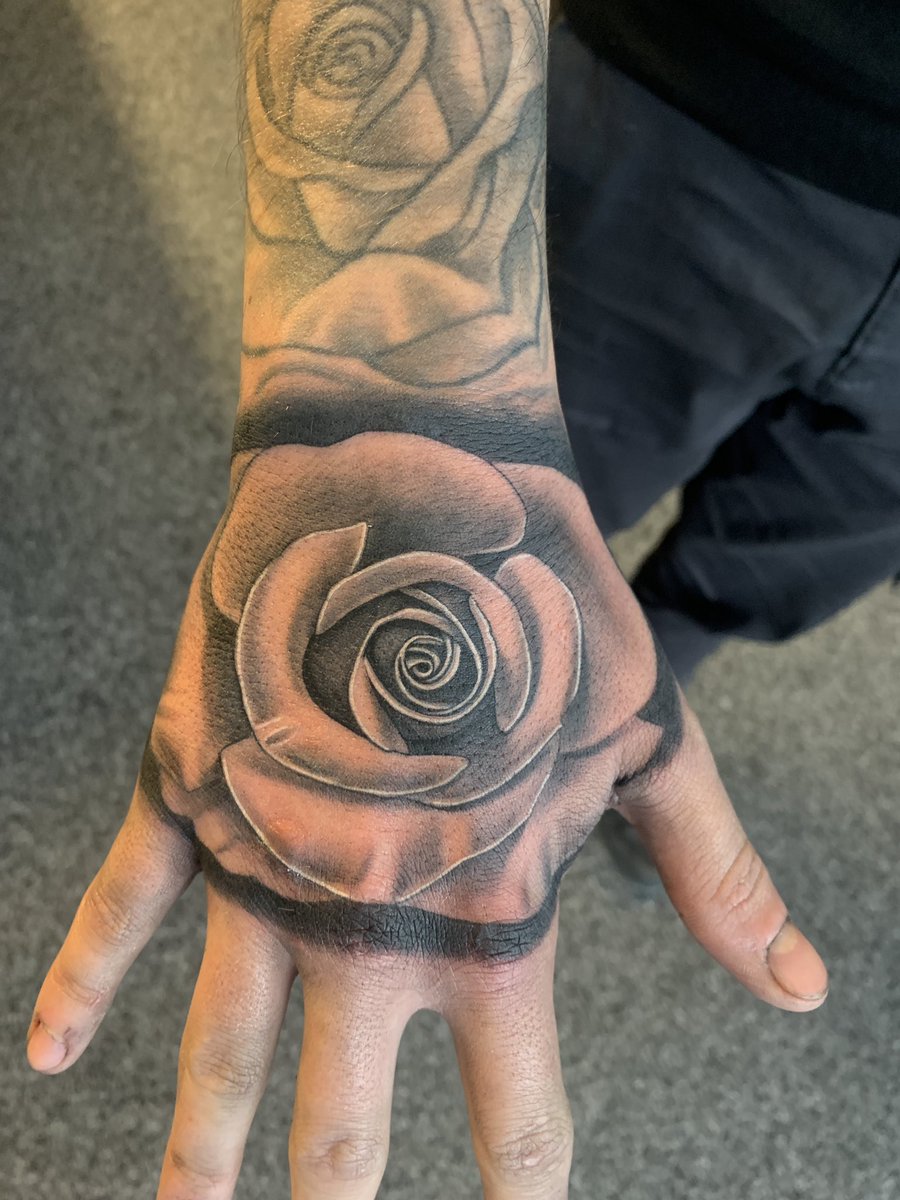 CarlozTattoos50's tweet photo. Wee rose job stopper to enter the festivities with. Marry Xmas everyone you filthy animals. β€οΈπ
πΌπ
Like, RT, Comment πΉ
#tattoo #tattoos #ink #inked #killerink #killerbee #willygtattoo #realism #rose #handtattoo #jobstopper #blackandgrey https://t.co/8wthHz7SA9