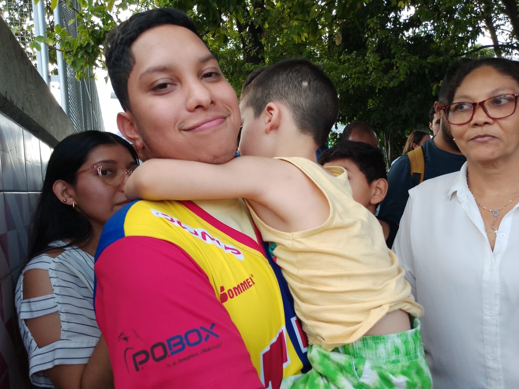 AHORA #23Dic 

Liberan al estudiante de la UCV, John Álvarez, víctima de detención por más de 100 días, desaparición forzada y torturas.

John fue recluido en La Yaguara, Caracas. Su caso estaba en la causa de los 6 sindicalistas injustamente detenidos.

Nunca debió estar preso.